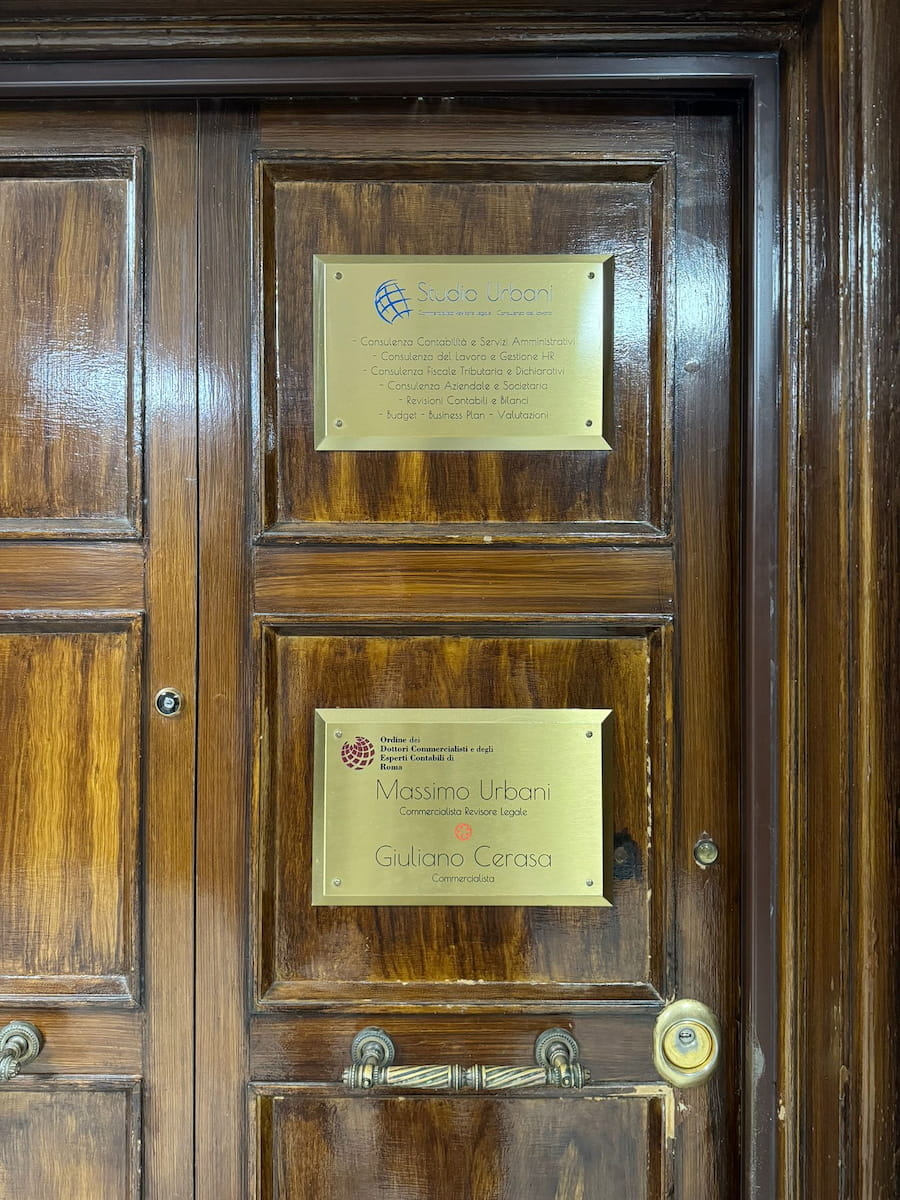 Le targhe dello Studio Urbani sulla porta d'ingresso